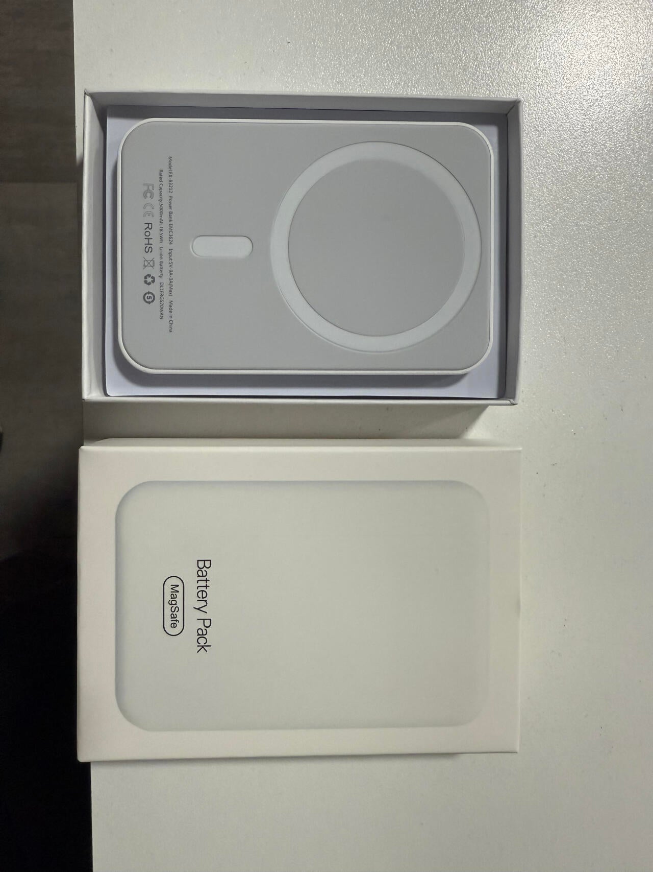 “MagCharge 5000” – Power bank inalámbrico con imán, compacto y elegante