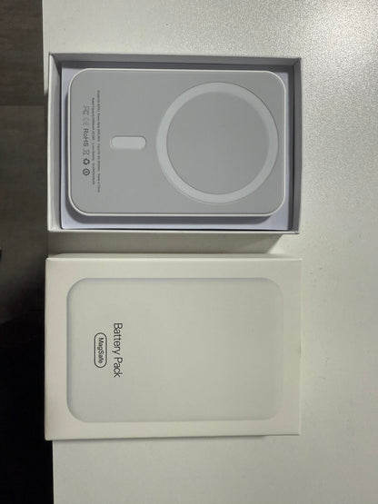 “MagCharge 5000” – Power bank inalámbrico con imán, compacto y elegante