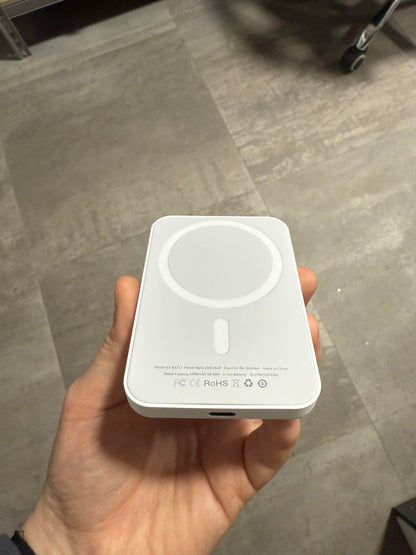 “MagCharge 5000” – Power bank inalámbrico con imán, compacto y elegante