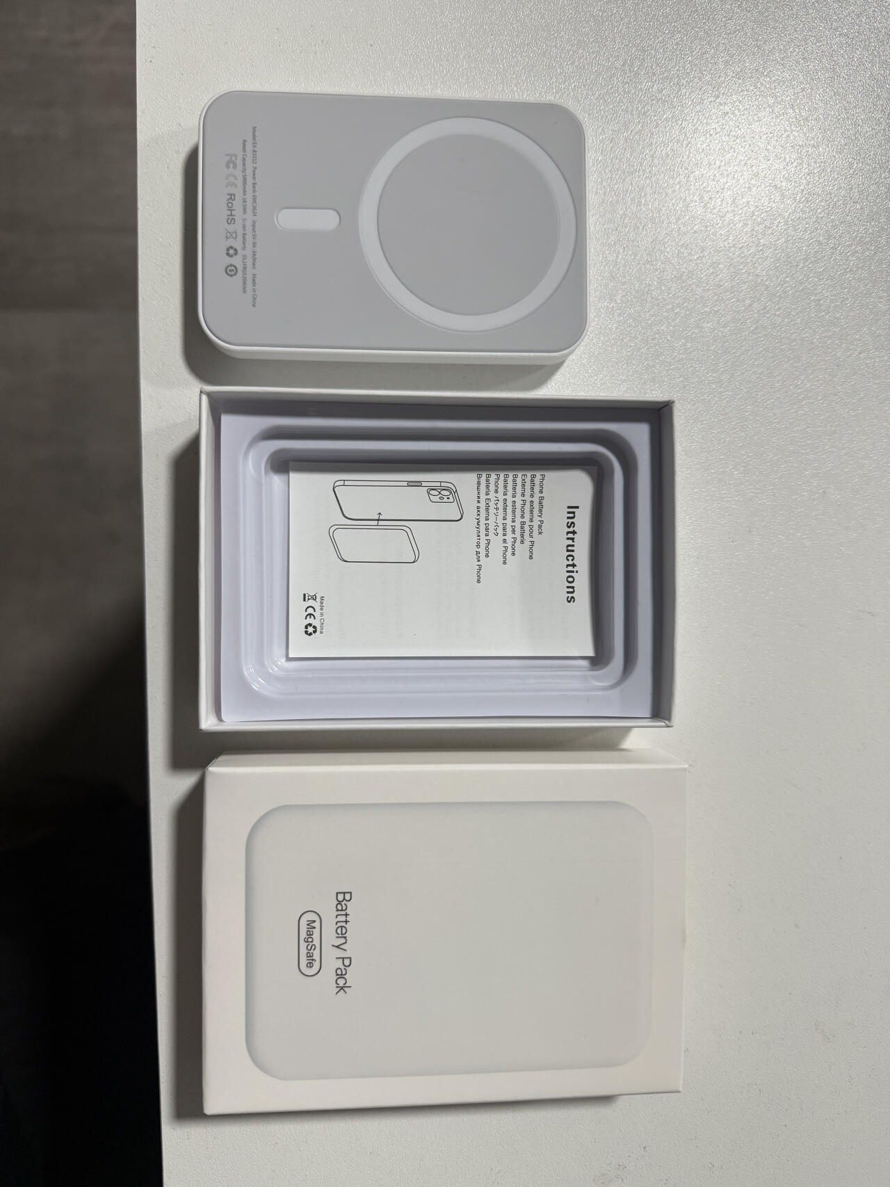 “MagCharge 5000” – Power bank inalámbrico con imán, compacto y elegante