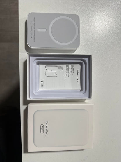 “MagCharge 5000” – Power bank inalámbrico con imán, compacto y elegante